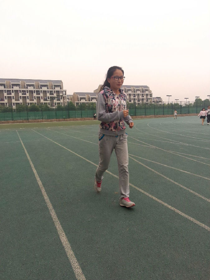 参加活动同学跑步中.jpg